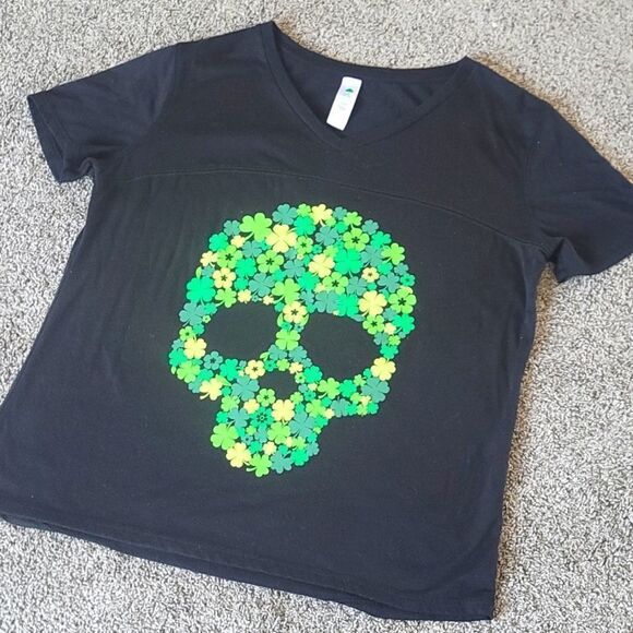Tops - 5/$25 🧡 Juniors Festive Vneck Graphic Tee Sz Large